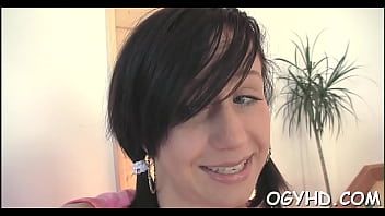 播放 淫荡的黑发女人在摄像头上性交
