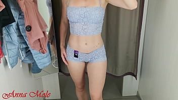 播放 一个身材完美的女孩在试衣间试穿不同的漂亮内衣。