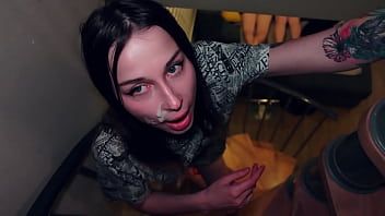 play La sorellastra fa un pompino al fratellastro mentre i genitori guardano il porno