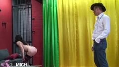 Reproducir Esclava alemana sometida a su amo con uniforme de vaquero: BDSM, botas y desnudez