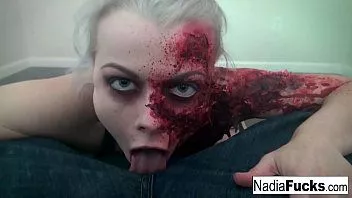 Redare Un zombi fierbinte mulțumește tăietura dintre picioarele ei!
