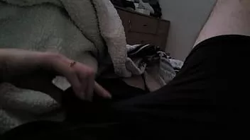 Redare Ejaculație uriașă peste mâna adolescenților după o handjob lentă și o tachinare