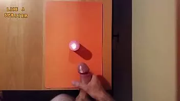 播放 业余打手枪像喷雾器一样射在蜡烛上