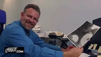 Reproduzir Adolescente ajudando seu padrasto no escritório