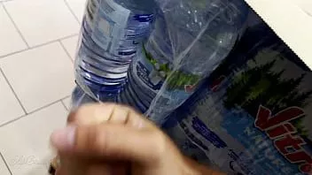 Reproducir Ayudar a este chico a tener una corrida en un supermercado - ¡público y tan arriesgado!