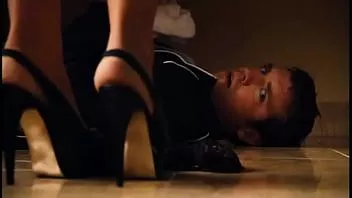 Reproducir Escote de carmen electra en traje de lucha libre