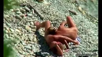 Reproducir El sexo desvergonzado de mi hermanastra en la playa