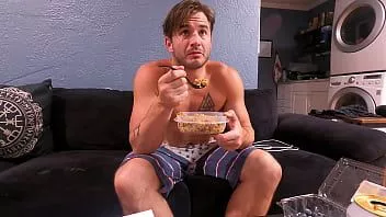Reproducir Nathan bronson cenando y pasando el rato en casa