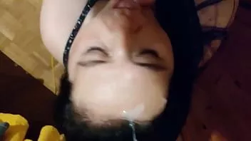 播放 辣妈口交并射在嘴巴和脸上