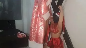 play 两个圣诞老人相遇并为比赛而战