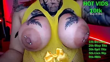 Redare Camwhore îndepărtează piercing-urile uriașe ale mamelonului și stropește lapte