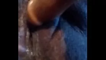 播放 顽皮的妮可在爱的丈夫的帮助下使用假阳具，并达到高潮