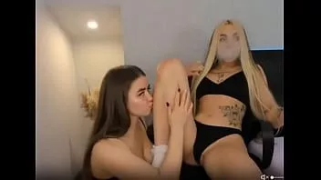Jouer Le premier baiser d'une jolie bbw avec une copine tatouée. leurs noms sont agata et sara fall