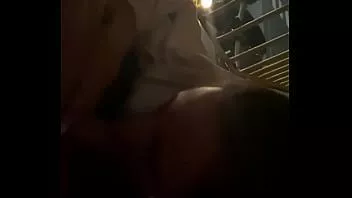 Odtwórz Publiczny balkon hotelowy ssie i pieprzy się pochylony nad poręczą i śmietaną