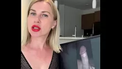 Reproducir MILF rubia en lencería con una polla parecida a un pino