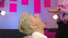 播放 肮脏的统治：艾米丽·坎迪斯 (Emily Candys) 在充满精液的面部护理前舔嗅女男笼中的鸡巴