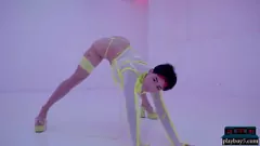 Reproducir La MILF latina con curvas Mia Valentine en lencería y medias de neón al rojo vivo