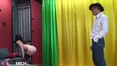 Reproducir Esclava alemana sometida a su amo con uniforme de vaquero: BDSM, botas y desnudez