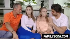 Redare Petrecerea orgiei sălbatice a tatălui vitreg: Patru adolescenți și schimburi de tabu