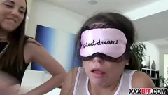 Redare Inițiere în sororitate lesbiană: mâncare de păsărică și sex în grup hardcore