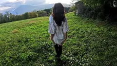播放 车内巨乳美女当众全裸：湿淋淋的阴部暴露！