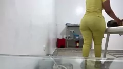 Redare Fundul mare rotund al asistentei BBW prinse pe camera spionului