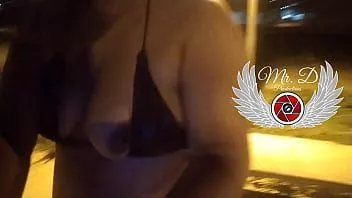 播放 夜间在城市公共广场的露天展示。 xvideos red 上的更多独家和优质视频