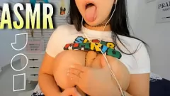 Reproduzir ASMR Experience: Brunette Sexy em jeans dá instruções explícitas de joi com um lado de conversa suja