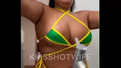 play La ragazza della spiaggia brasiliana Kriss Hotwife inizia la sua giornata: tette grandi, culo e tease di biancheria intima