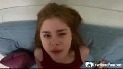 تشغيل في سن المراهقة العطشى Deepthroats زب كبير ويبتلع نائب الرئيس
