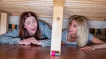 Redare Tânăr pervers își fuge mama vitregă și sos vitregă blocat sub pat