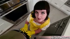 চালান হট ইউকে সৎমা জেন একটি নিষিদ্ধ পারিবারিক পিওভি দৃশ্যে তার সৎ সন্তানকে ব্লোজব এবং হ্যান্ডজব দিতে পছন্দ করেন